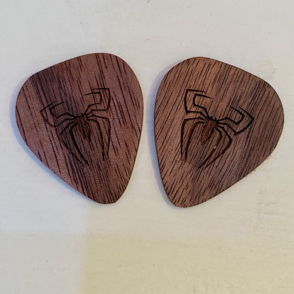 Custom Spiderman Wooden Guitar Picks & Pick Box - Picture 5 of 6